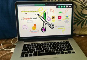 Laptop mit einer Whiteboard-Web-Applikation mit vielen Strichen